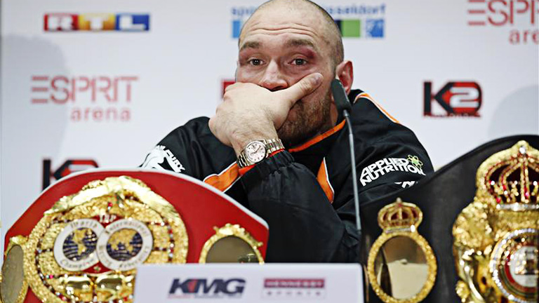 Tyson Fury har avsagt sig världsmästartitlarna i tungvikt